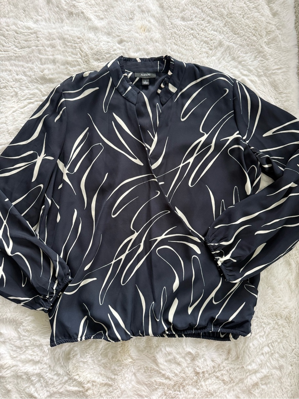 NWOT Alfani Navy and White Abstract Faux-Wrap Blouson Top